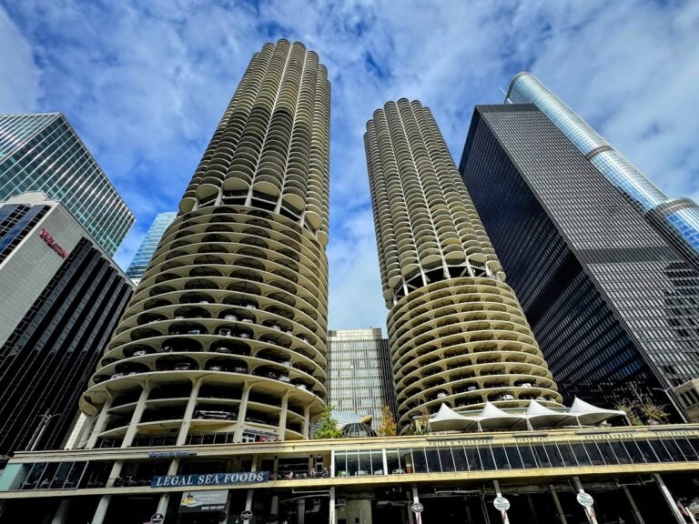 Corn Cob Skyscraper in Chicago, seen from Architecture Boat Tour